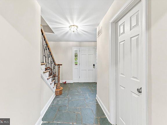 4th image of 5449 Crestline Rd