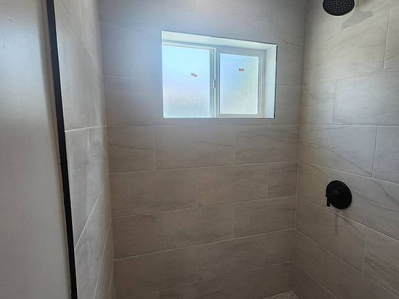 2nd image of 10940 Oxnard St #102