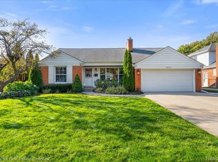 19955 Wedgewood Dr, Grosse Pointe Woods, MI 48236