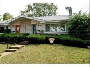7117 W Greenleaf St, Niles, IL 60714