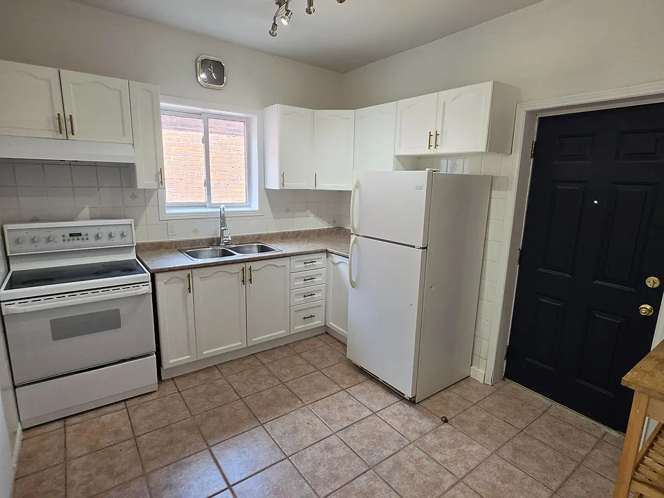 359 Barton St E #2