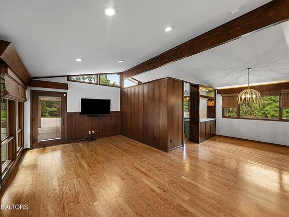 4th image of 828 Abington Ln