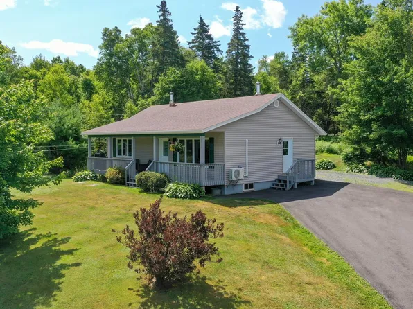 786 Blue Rocks Rd, Lunenburg, NS B0J 2C0