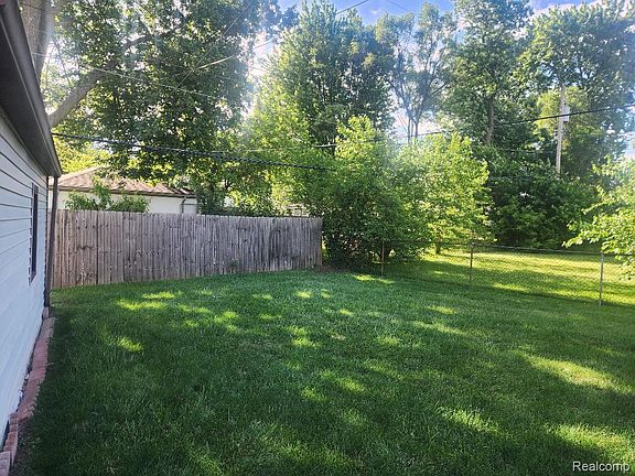 4th image of 11298 Superior Ave
