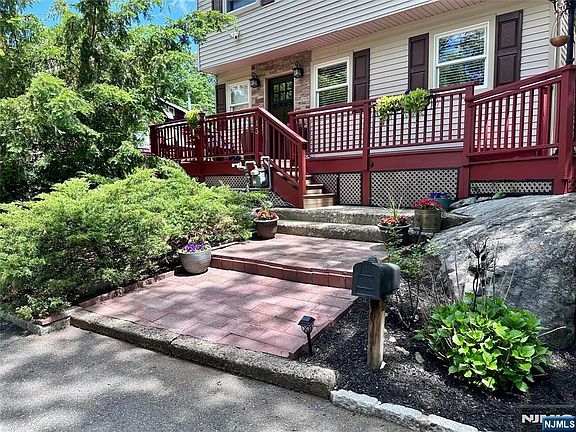 3rd image of 13 Oak St