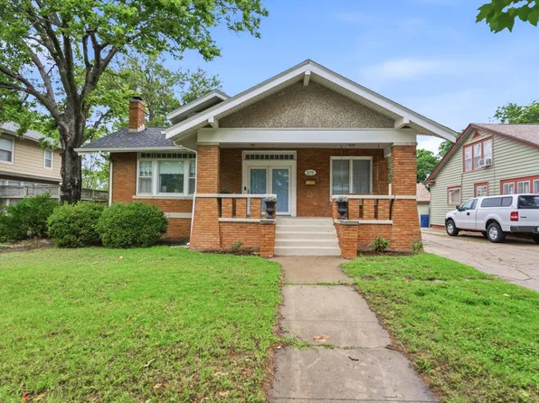 3226 E Country Club Pl, Wichita, KS 67208