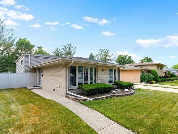 3rd image of 2072 Westview Dr