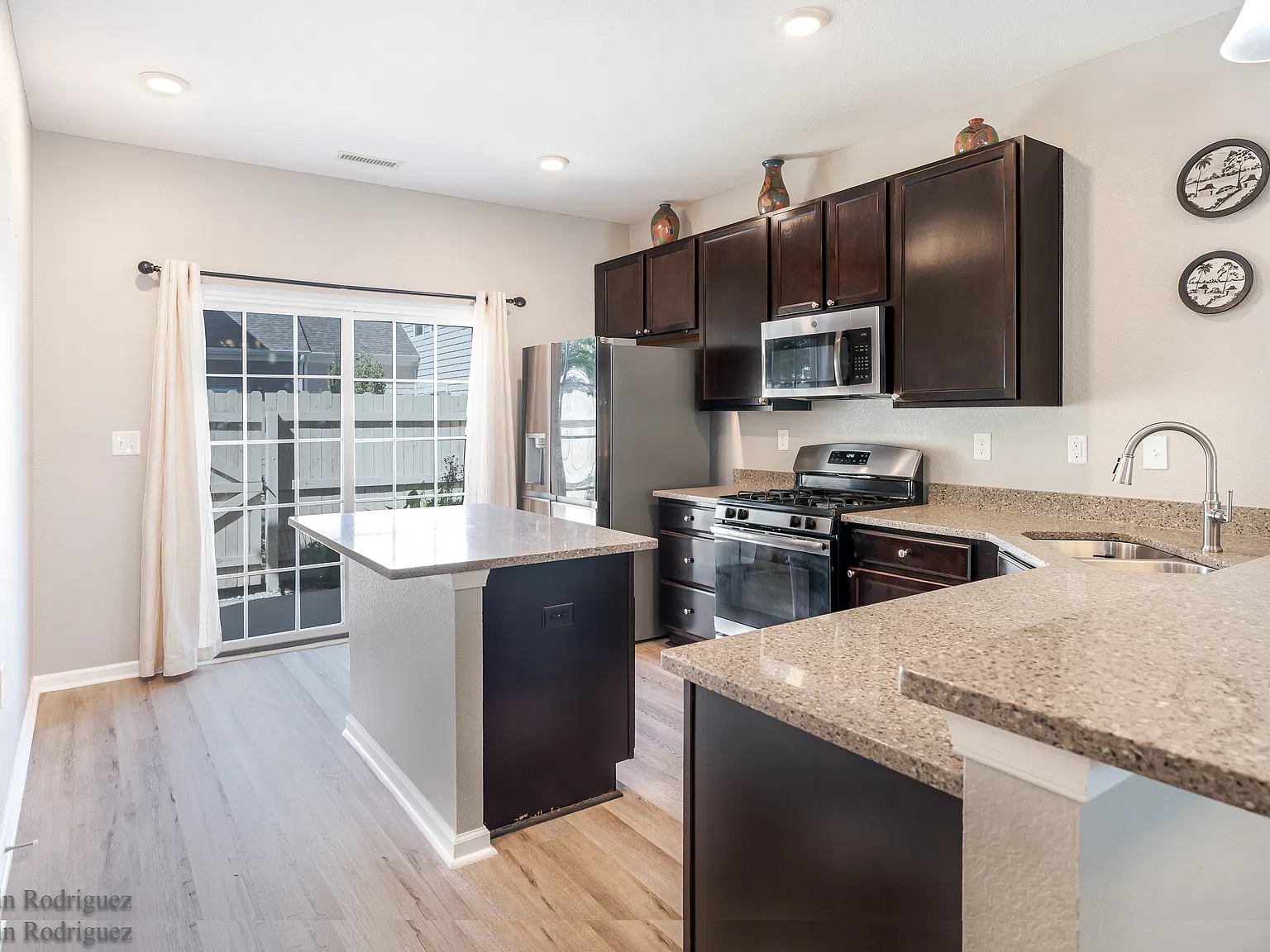 3 bed, 2.5 bath, 1905 sqft, $2,700 — Photo 2