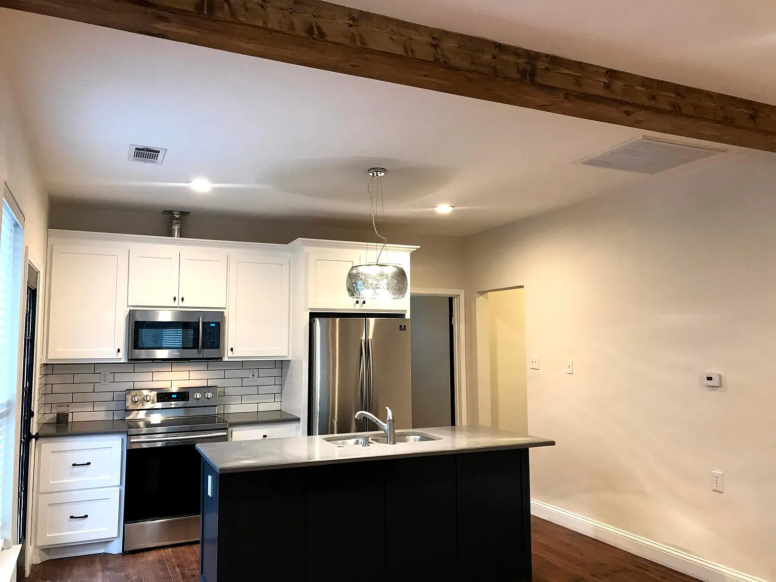 3 bed, 1008 sqft, $3,500 — Photo 4