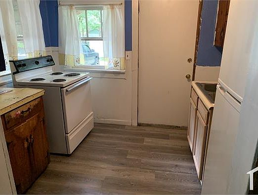 2nd image of 1658 Johnston St