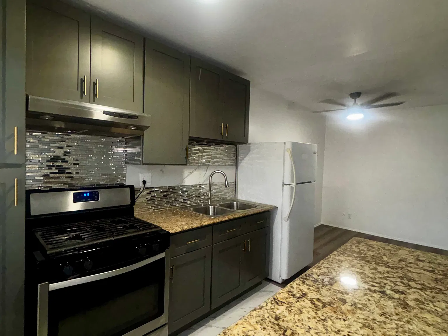 1 bed, 900 sqft, $2,300 — Photo 2