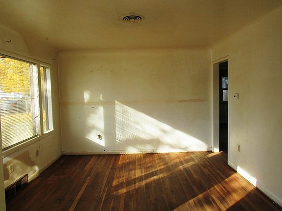 3rd image of 1714 W Grace Ave
