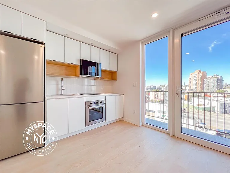 280 Meeker Ave #907 — Photo 1