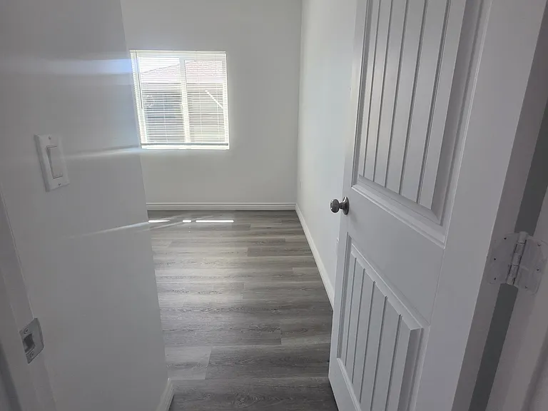 Roxbury Dr — Photo 3
