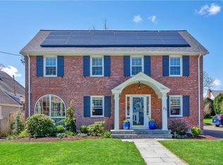 23 Middlefield Dr, West Hartford, CT 06107