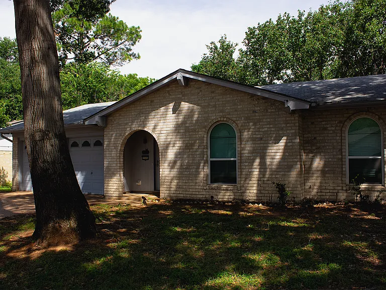 2305 Harvard Dr — Photo 3