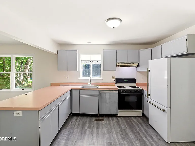 1305 Marshall St — Photo 7