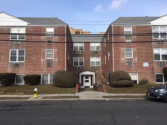 Fairfield Gables at Rockville Centre — Photo 2