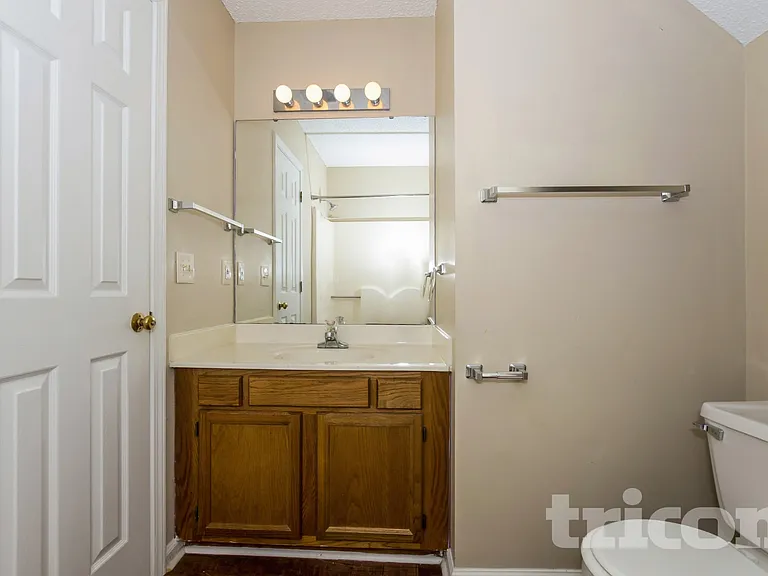 207 Salusbury Ln — Photo 12