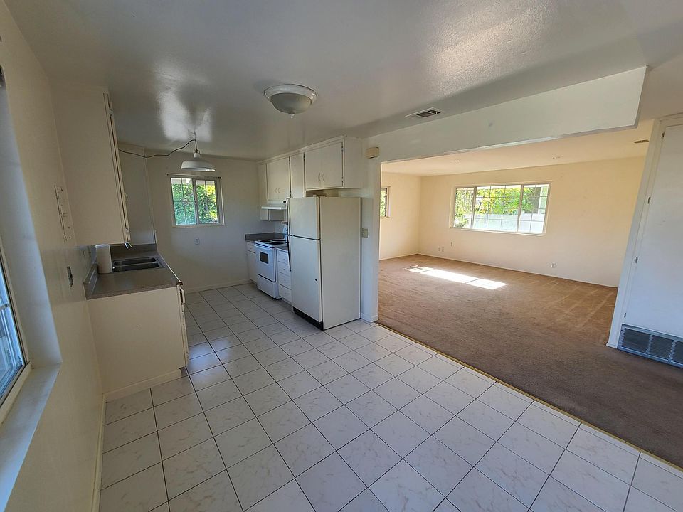 1st image of 924 Castlewood Dr