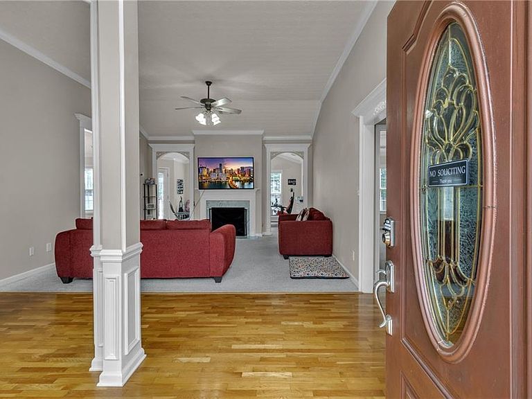 Listing photo 2