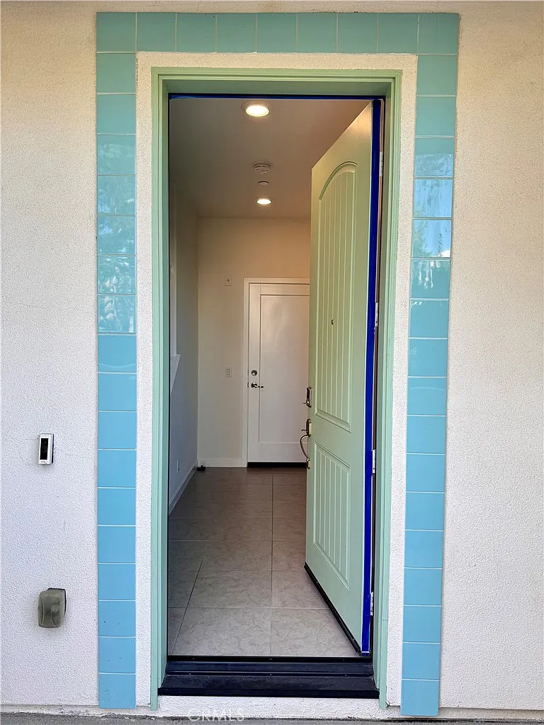 3 bed, 3.5 bath, 1939 sqft, $4,800 — Photo 3