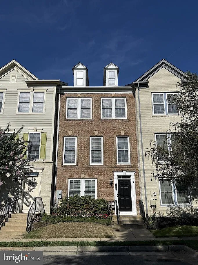 4 bed, 3.5 bath, 2204 sqft, $3,250 — Photo 2