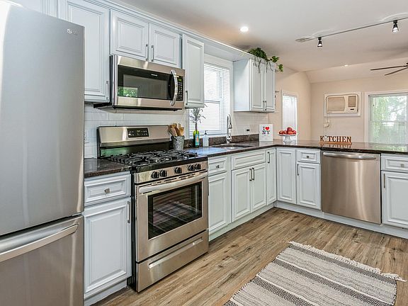 5th image of 64 Coles St