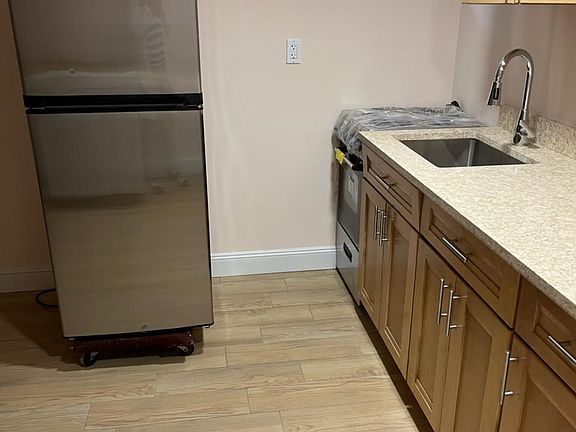 5th image of 292 Hayward St #1