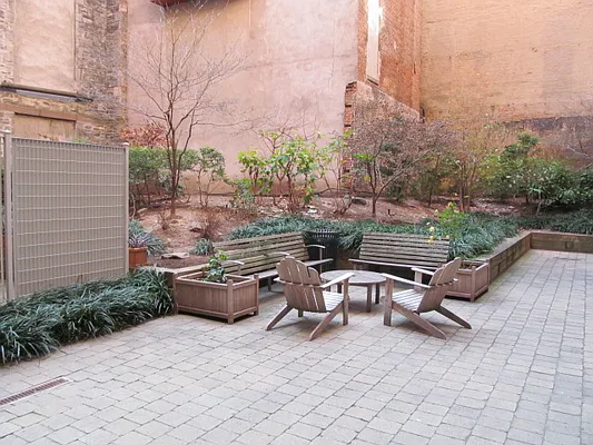 Rented by Lisa Management | media 10