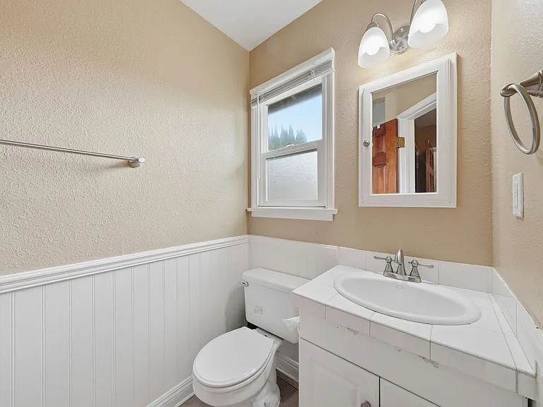 345 N Shattuck Pl — Photo 13