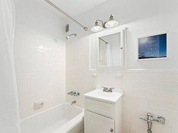 4th image of 229 E 28th St APT 4C