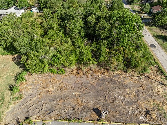 2nd image of 303 N Elm St