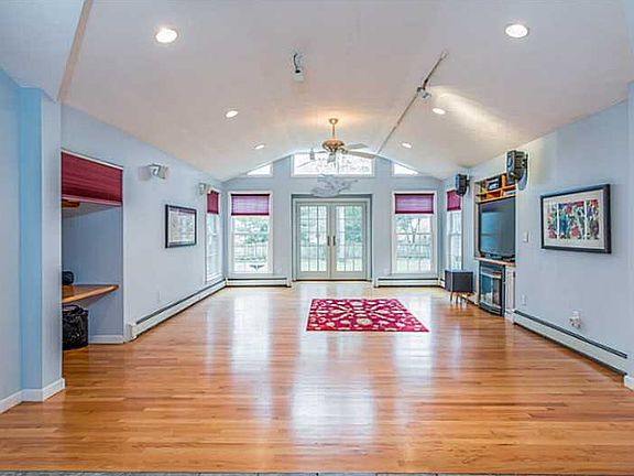 3rd image of 43 Rosewood Ln