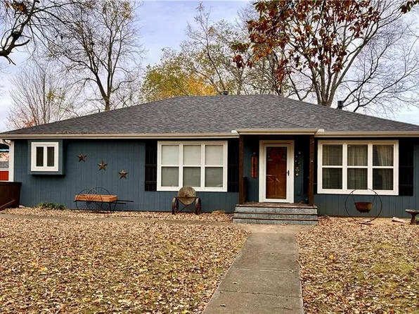 702 Hamblen Rd, Greenwood, MO 64034