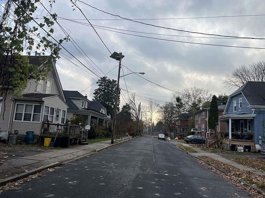 Exterior Neighborhood (street photo)