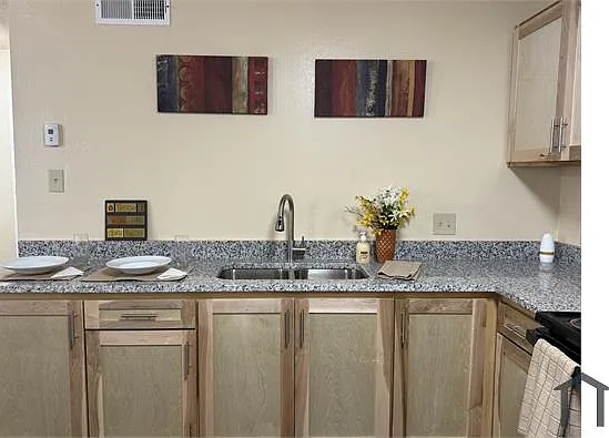 2 bed, 720 sqft, $1,000 — Photo 2