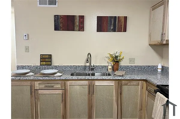 Photo 2 of 8 - 120 Delmar St #404 - San Antonio, TX Building Photo - 120 Delmar St #404