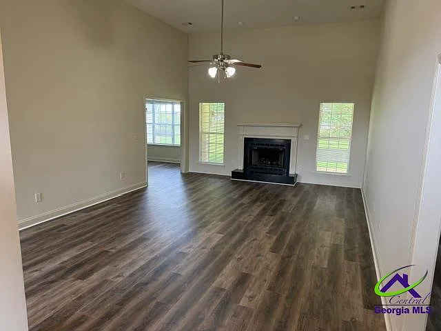 4 bed, 2.0 bath, 2200 sqft, $2,200 — Photo 2