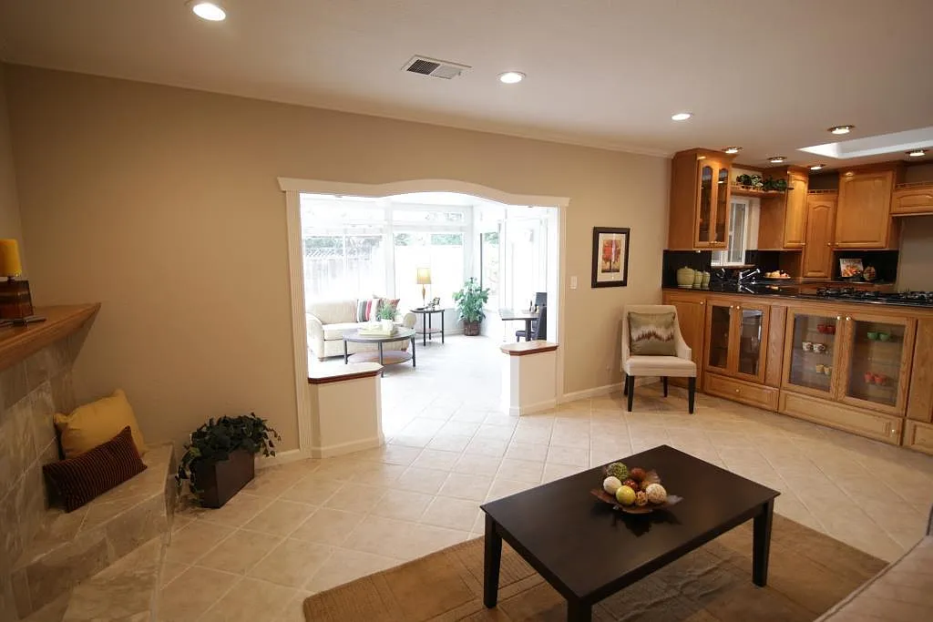 3 bed, 2100 sqft, $5,200 — Photo 3