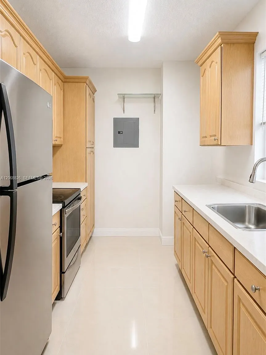 Octagon Towers I Condo — Photo 4