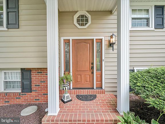 4th image of 33 Deerfield Dr