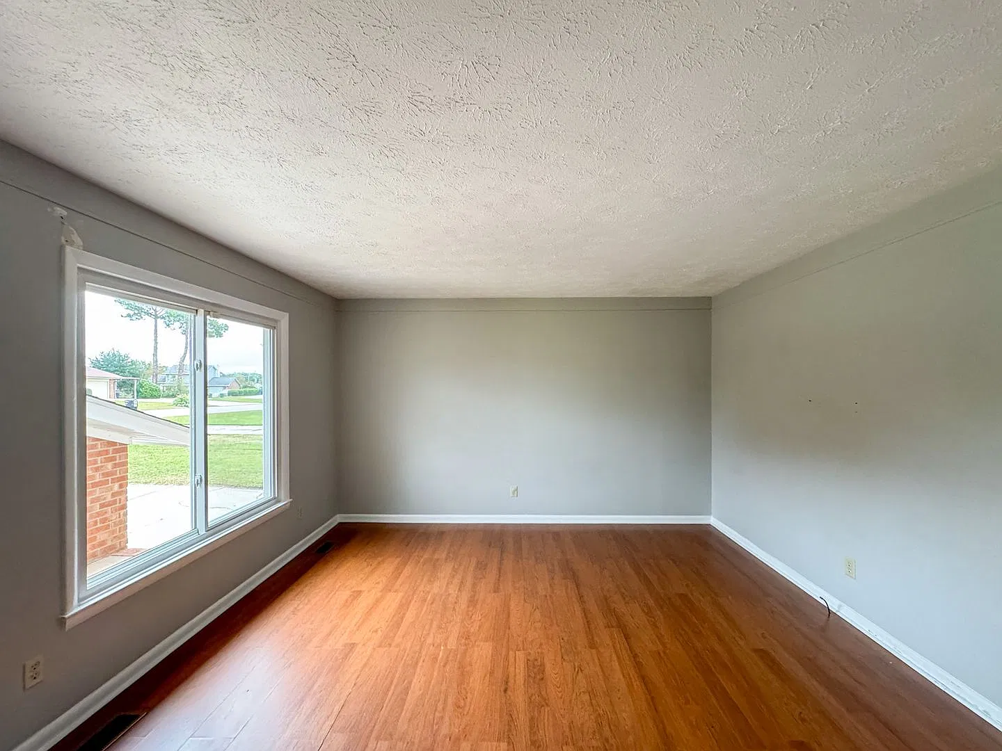 Charming 3 Bed 2 Bath Brick Ranch — Photo 4