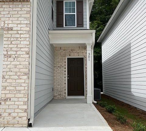 2nd image of 301 Pinewood Dr