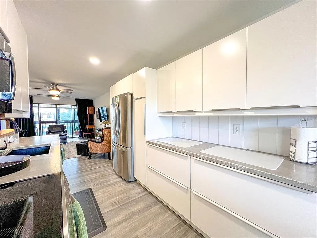 2 bed, 2.0 bath, 1001 sqft, $1,600 — Photo 4