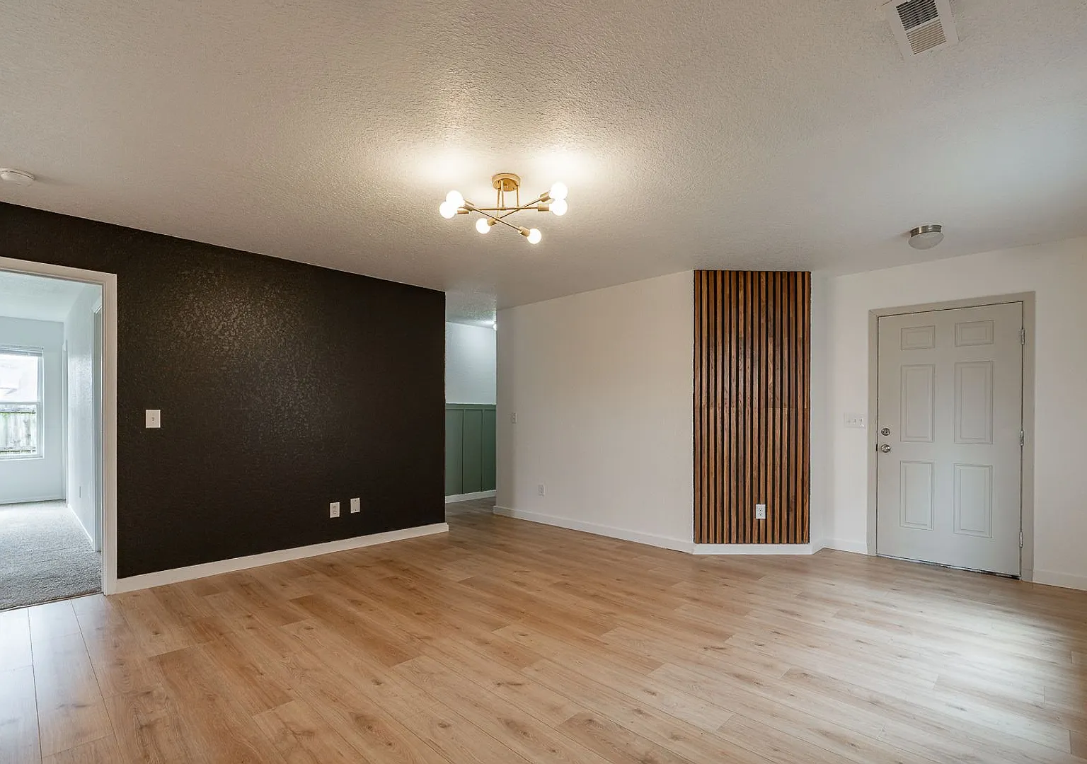 Beautiful 3-bedroom 2 bath Home in Legendary S/D — Photo 4