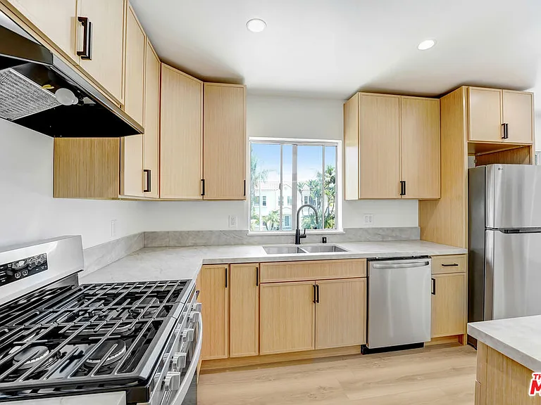 1435 S Hayworth Ave #4 — Photo 4