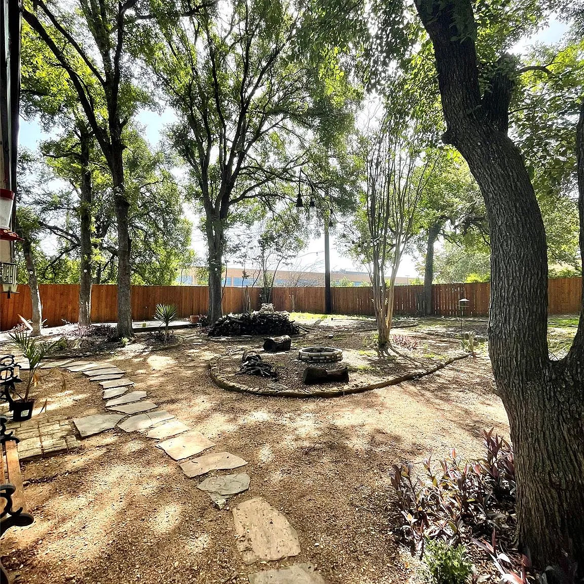 4 bed, 2.0 bath, 2044 sqft, $3,250 — Photo 2