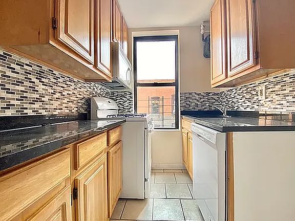 3rd image of 348 W 118th St #3L