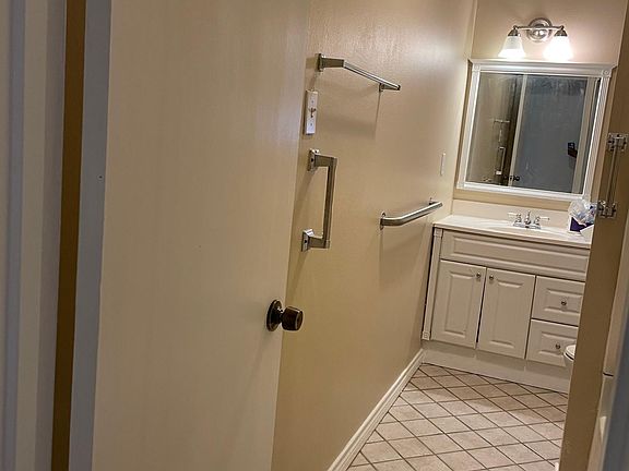Hallway Full Bathroom